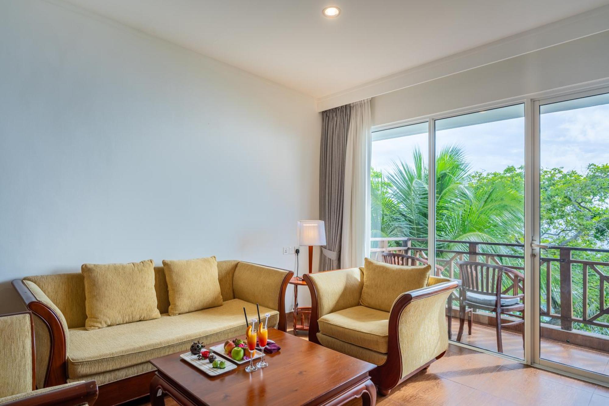 Hulhule Island Hotel- Private Access & Airport Pick-up And Drop 4* Male
