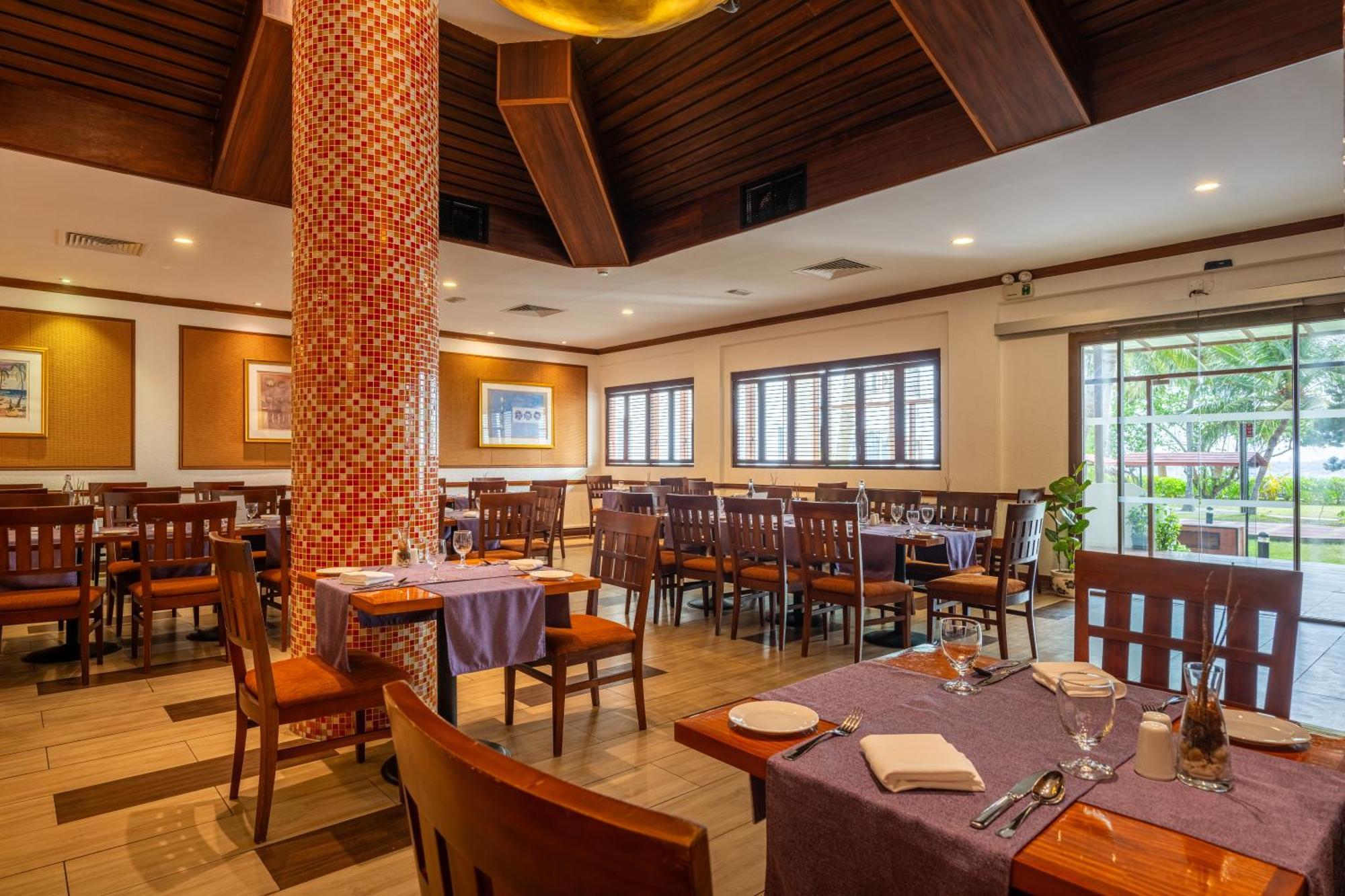 Hulhule Island Hotel- Private Access & Airport Pick-up And Drop 4* Male