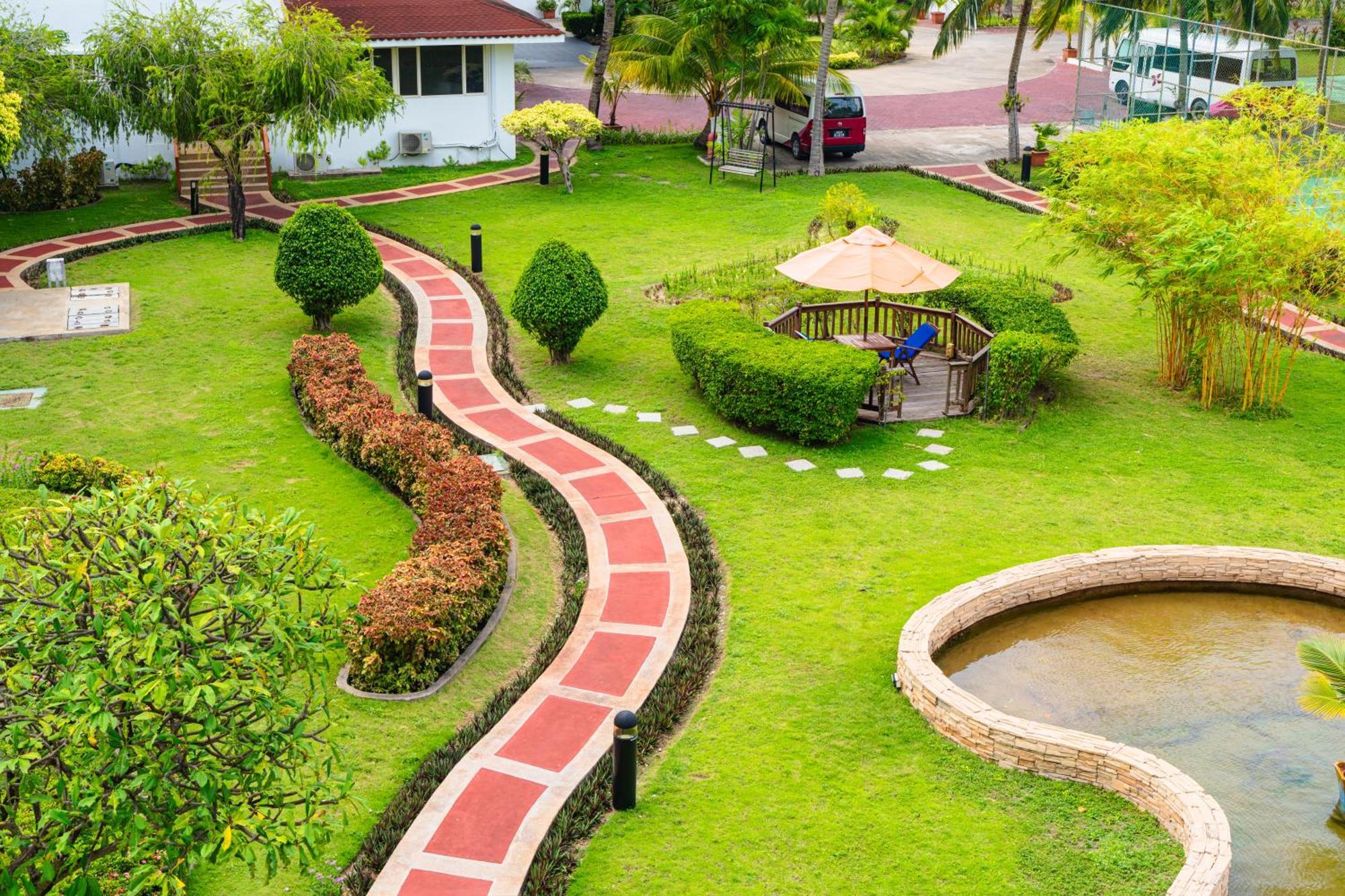 Hulhule Island Hotel- Private Access & Airport Pick-up And Drop 4*