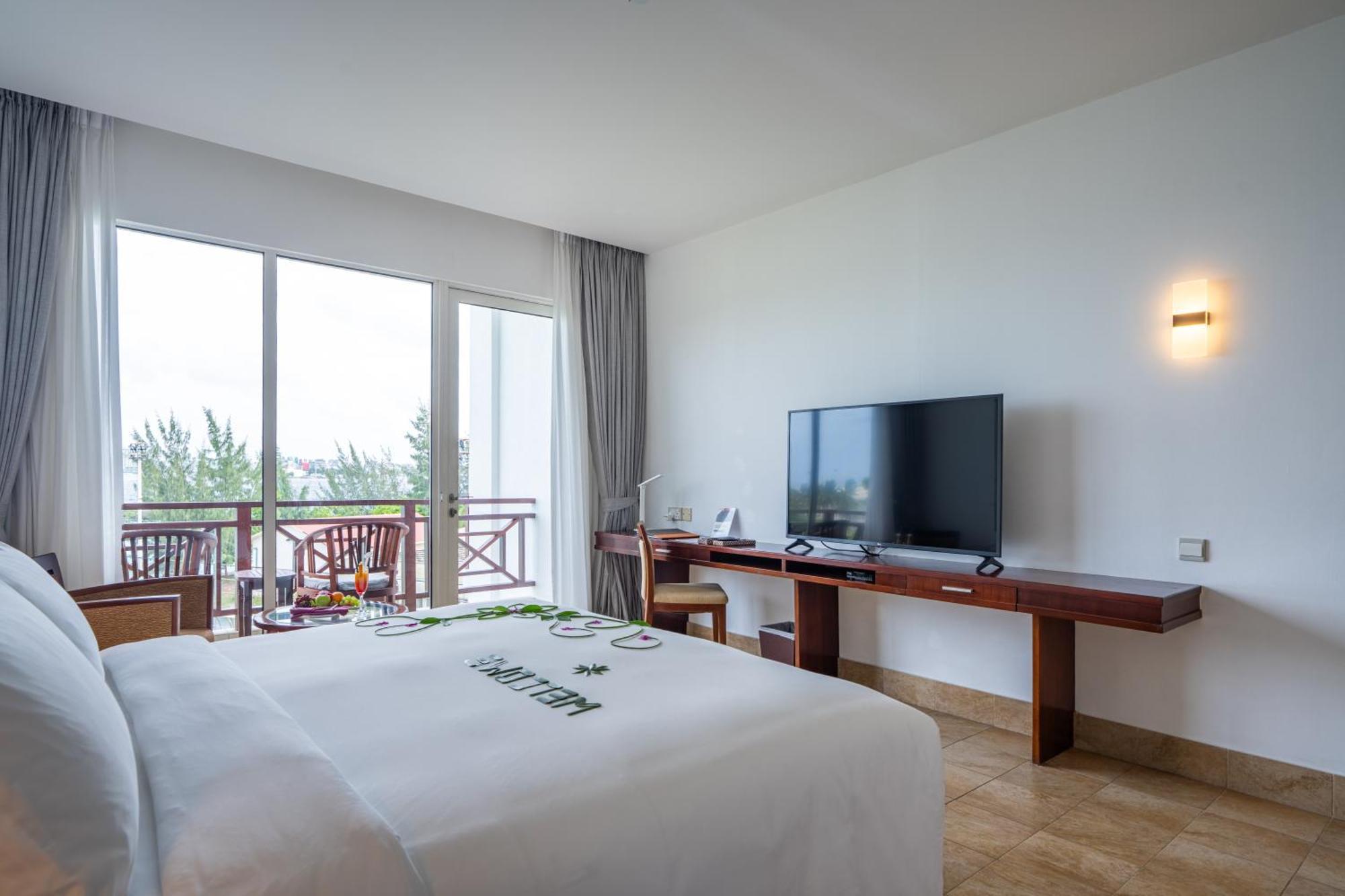 Hotel Hulhule Island Hotel- Private Access & Airport Pick-up And Drop 4*