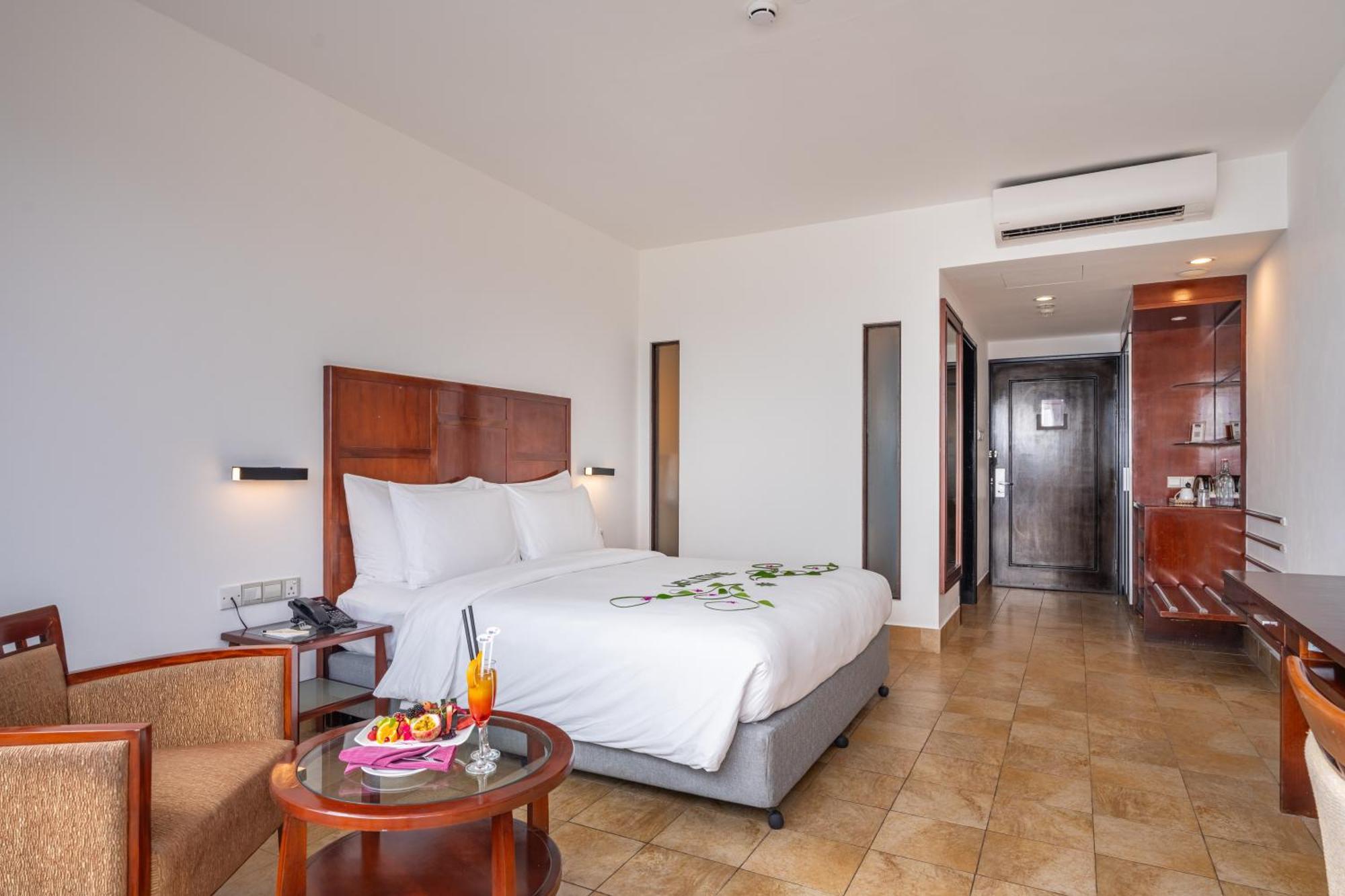 Hotel Hulhule Island Hotel- Private Access & Airport Pick-up And Drop