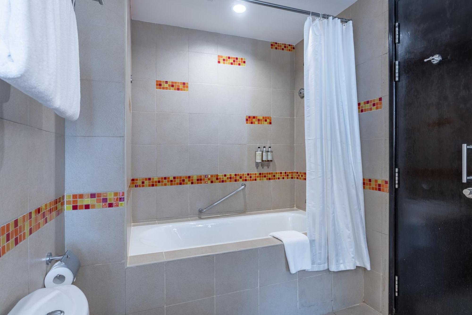 Hotel Hulhule Island Hotel- Private Access & Airport Pick-up And Drop 4*
