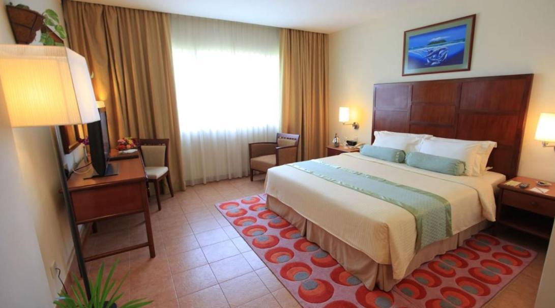 Hulhule Island Hotel- Private Access & Airport Pick-up And Drop Готель Мале