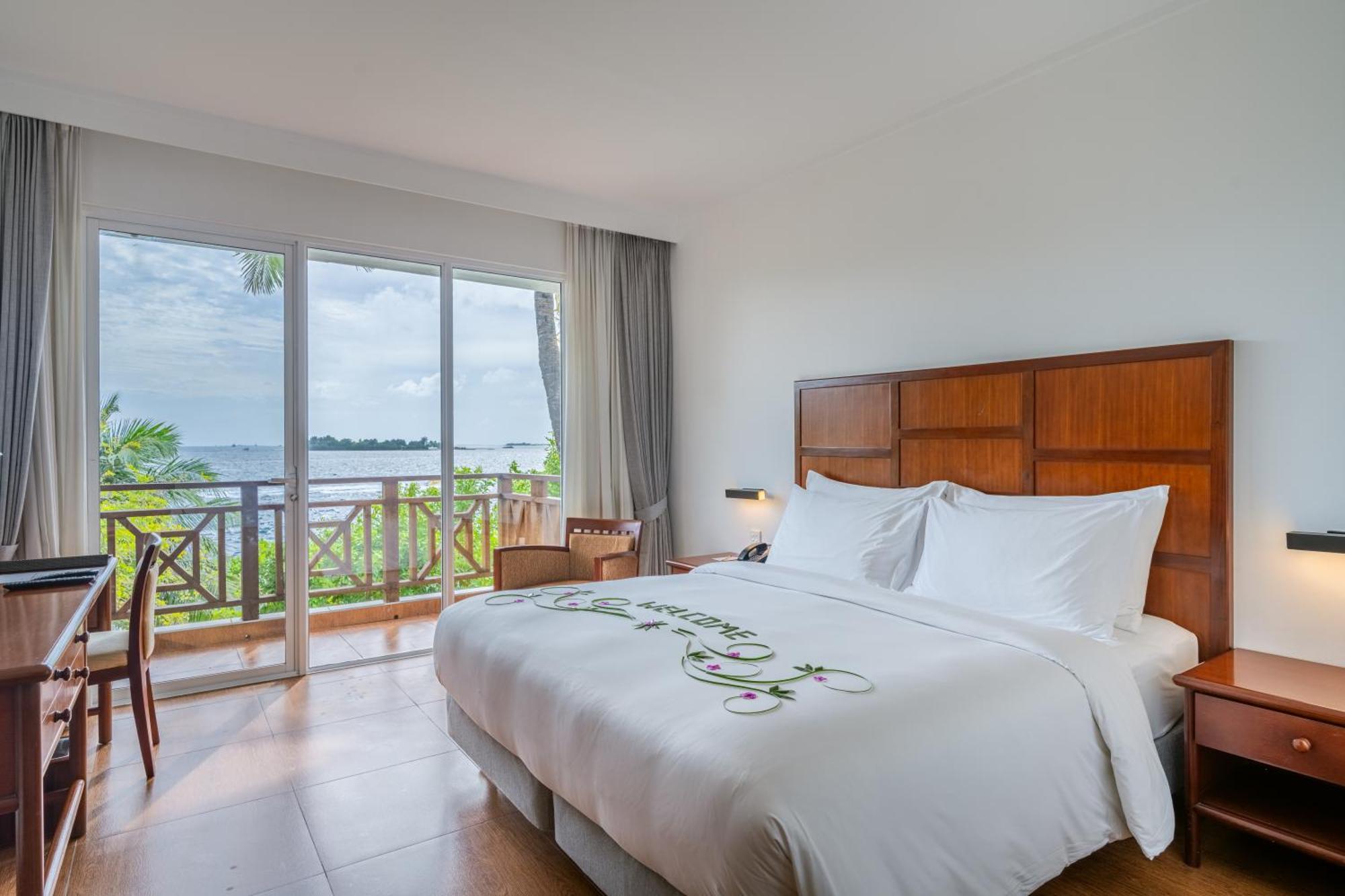 Hulhule Island Hotel- Private Access & Airport Pick-up And Drop Готель Мале
