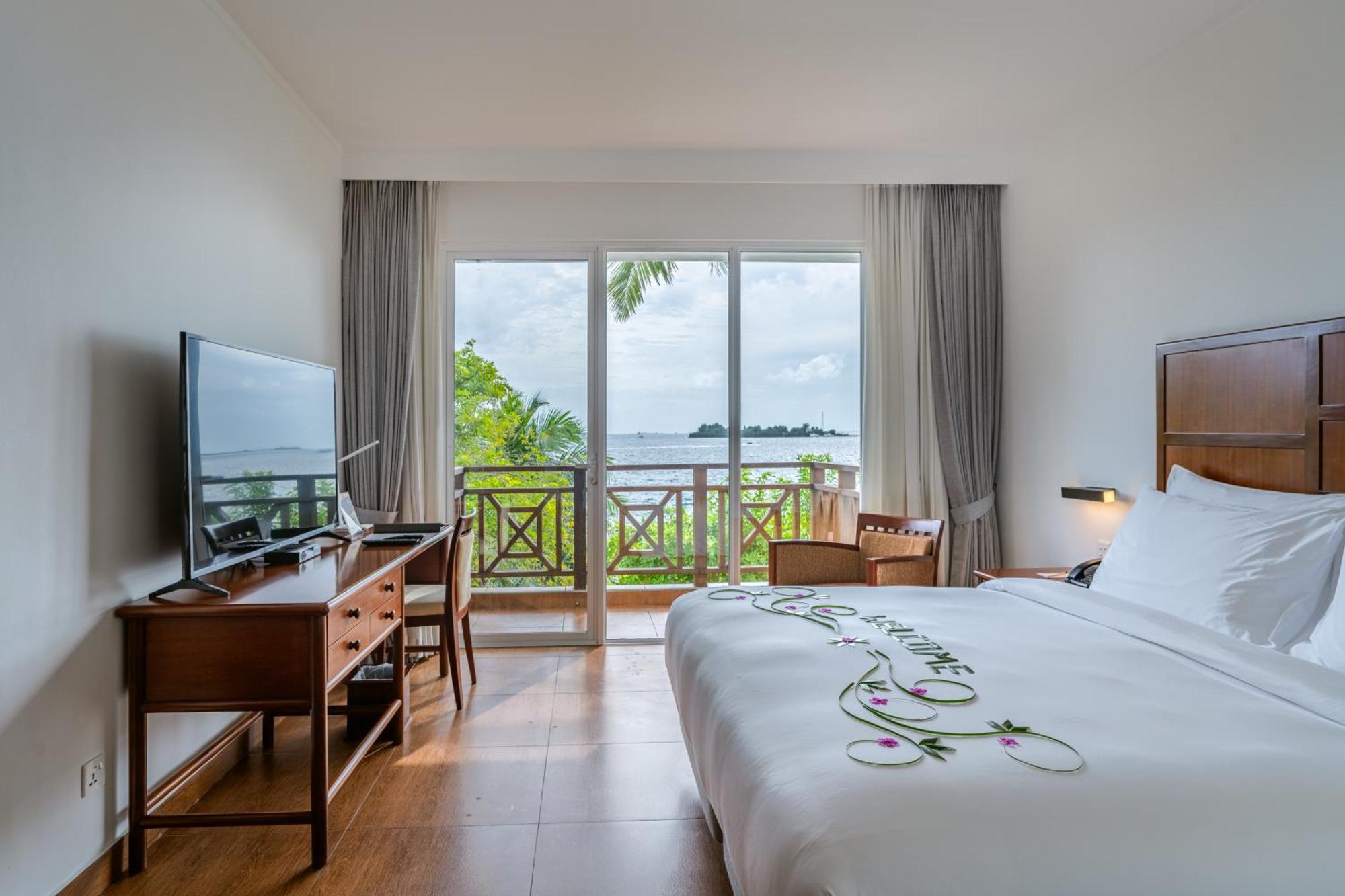 Готель Hulhule Island Hotel- Private Access & Airport Pick-up And Drop 4*