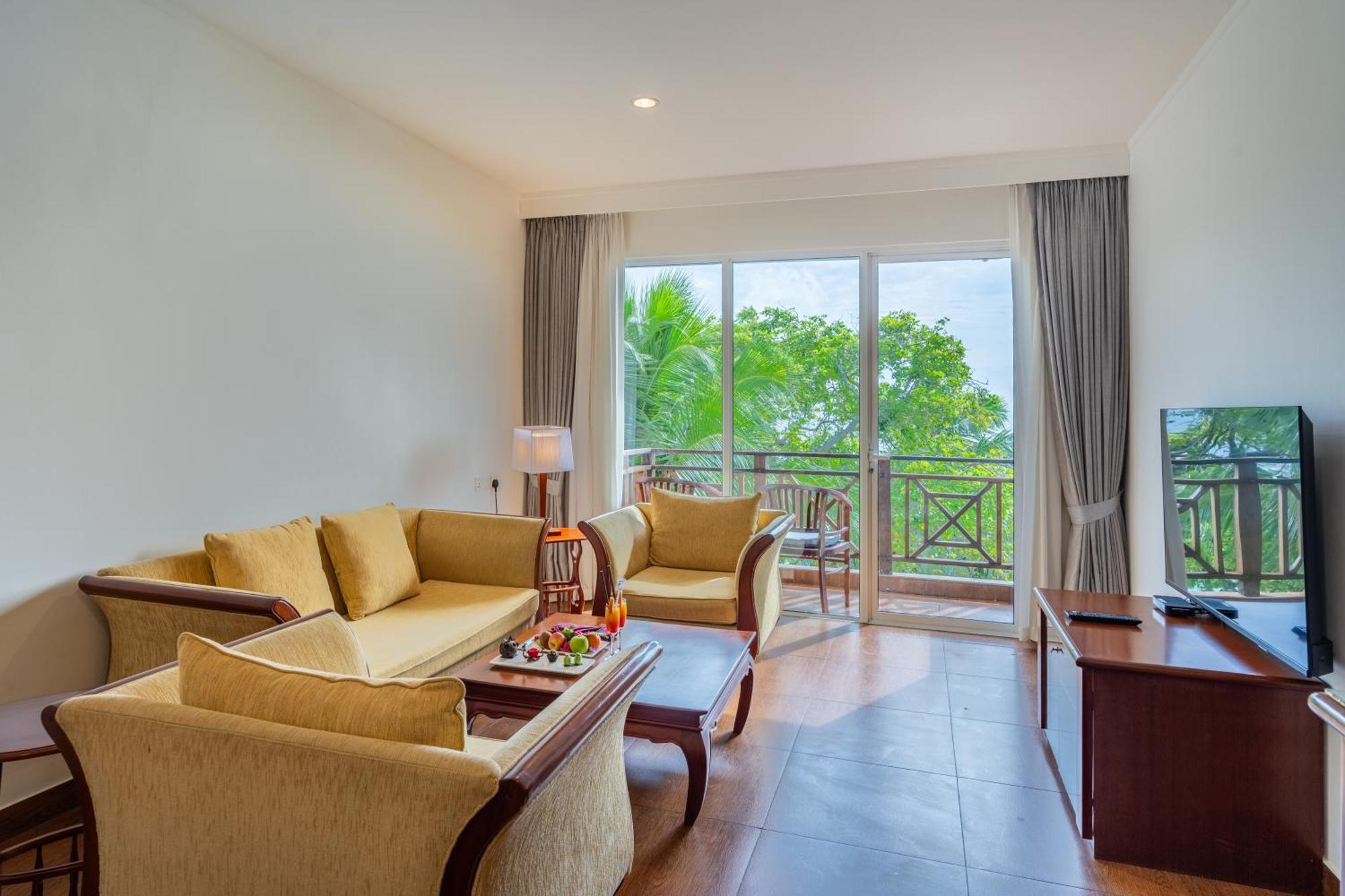 Hulhule Island Hotel- Private Access & Airport Pick-up And Drop Мале