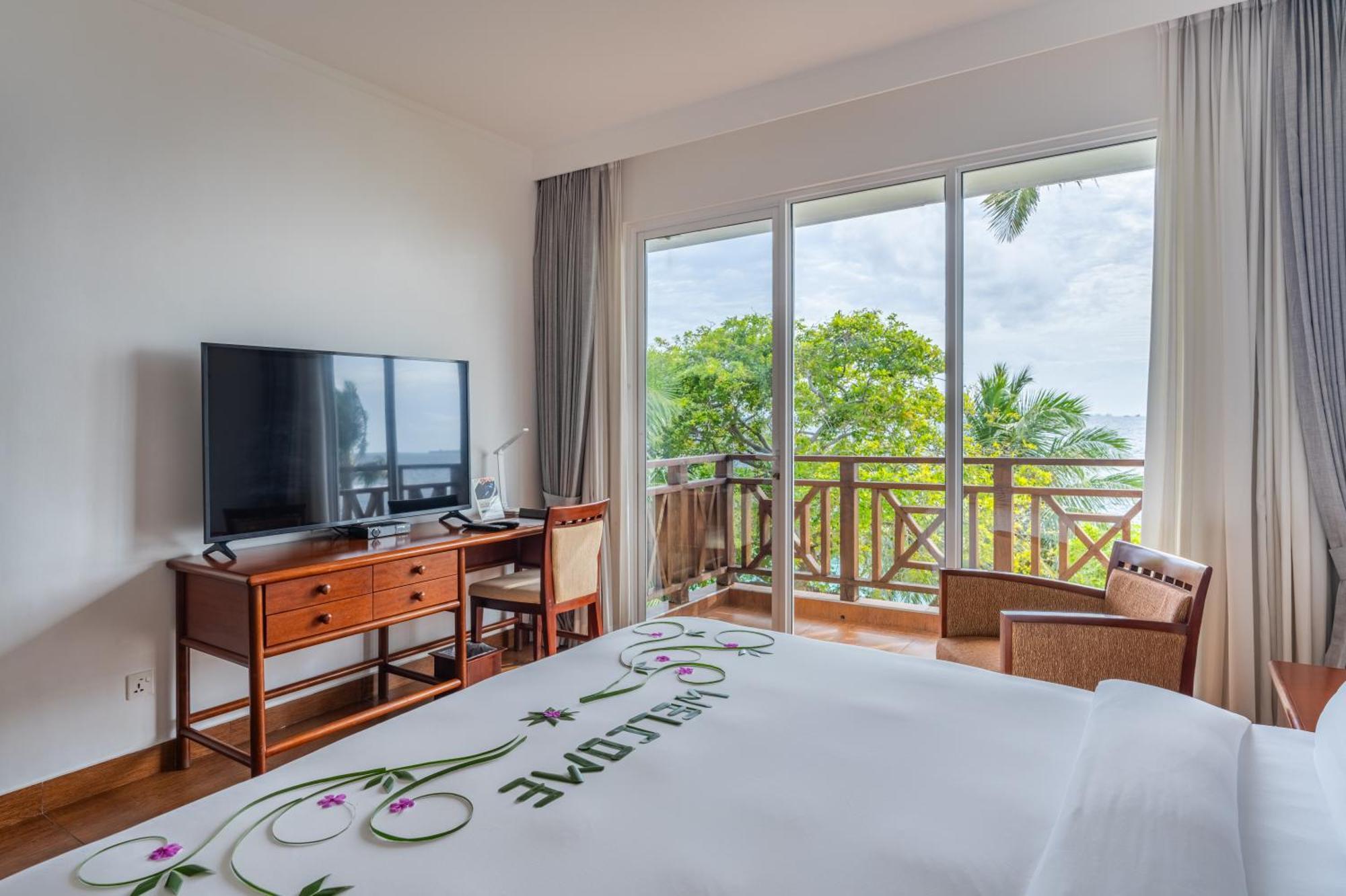 Готель Hulhule Island Hotel- Private Access & Airport Pick-up And Drop 4*