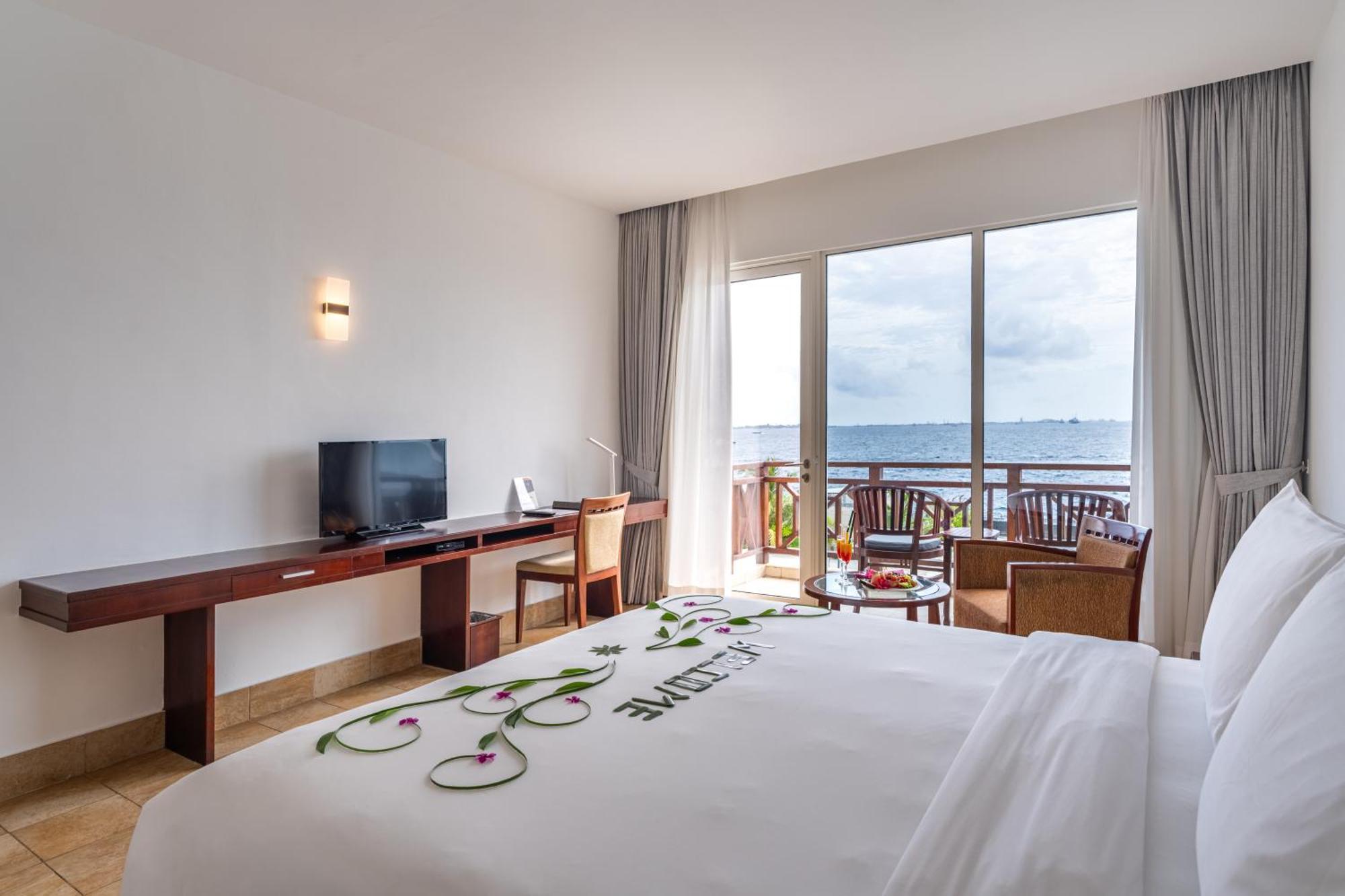 Hulhule Island Hotel- Private Access & Airport Pick-up And Drop 4* Мале