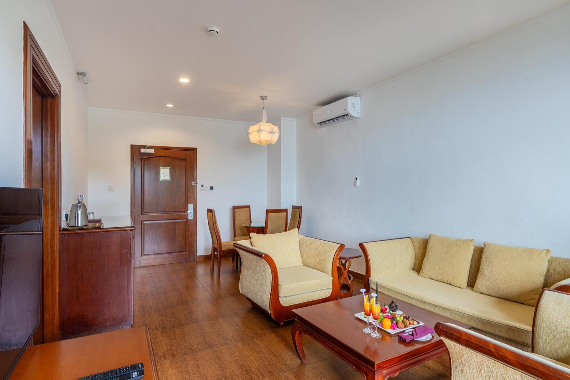 Готель Hulhule Island Hotel- Private Access & Airport Pick-up And Drop 4*