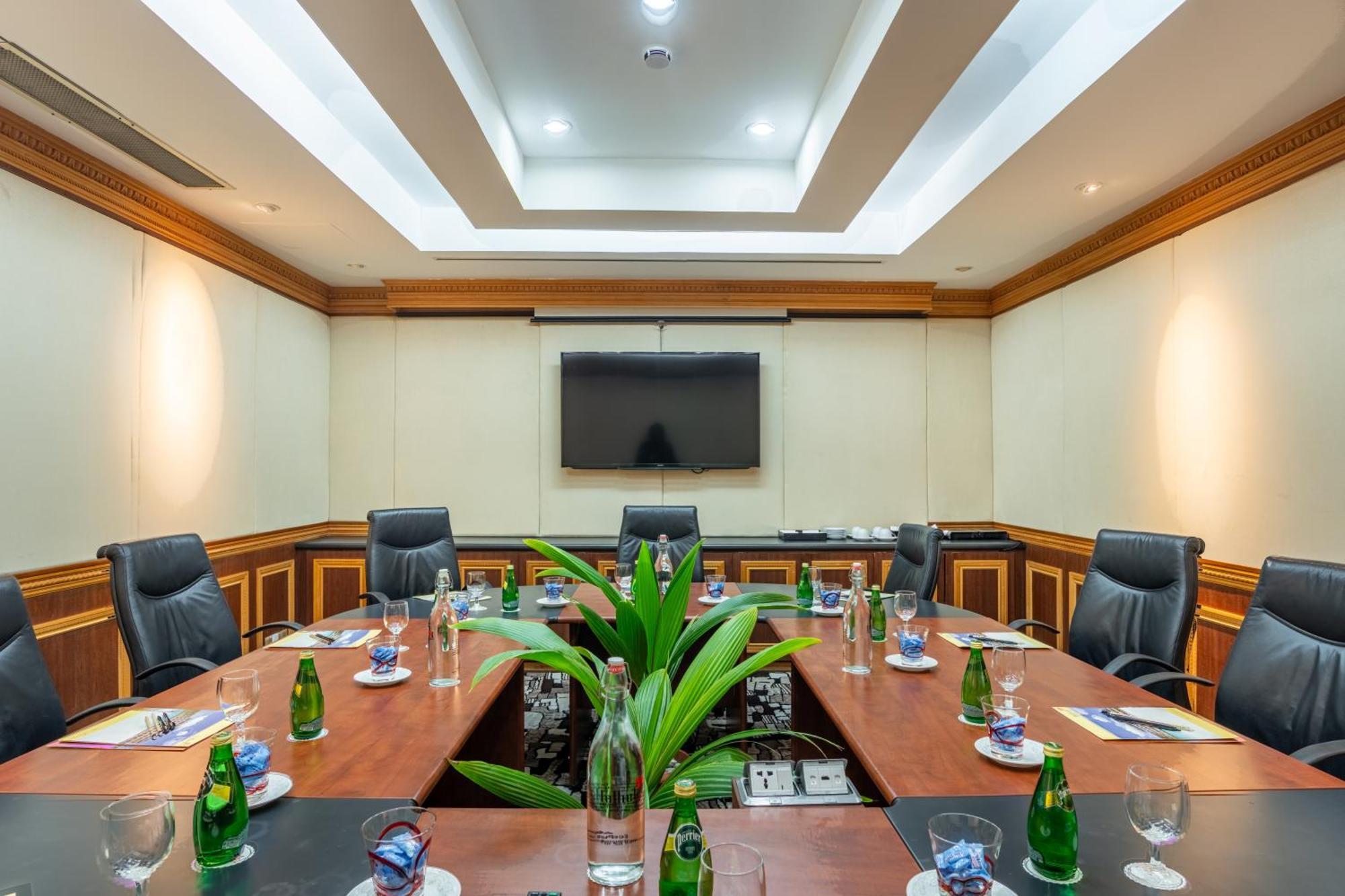 Hulhule Island Hotel- Private Access & Airport Pick-up And Drop 4*