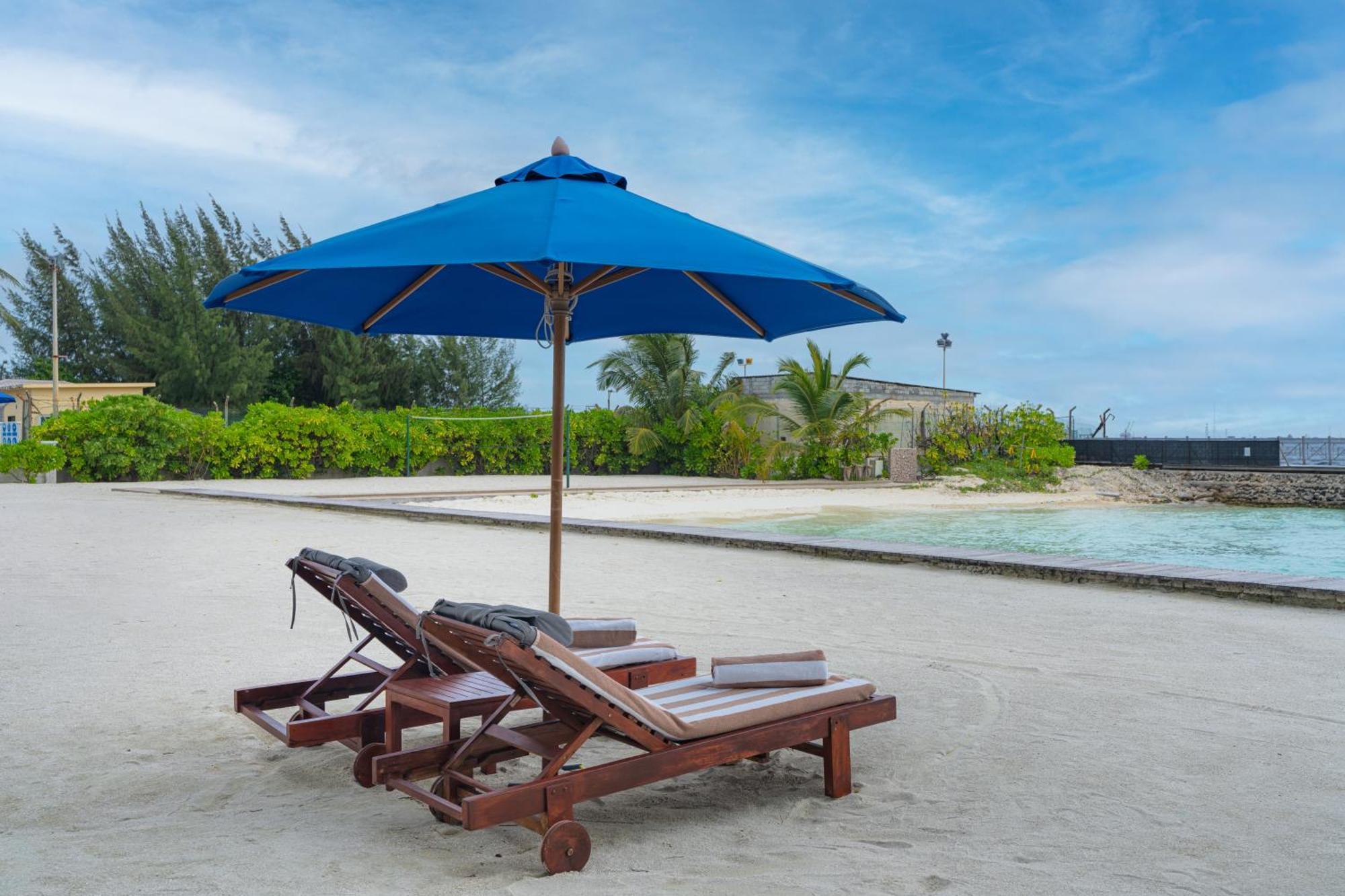 Hulhule Island Hotel- Private Access & Airport Pick-up And Drop Готель