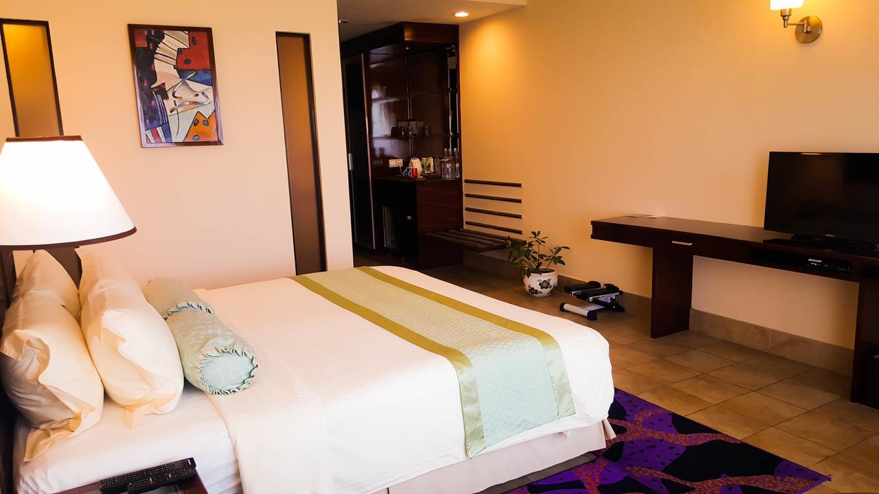 Hulhule Island Hotel Male